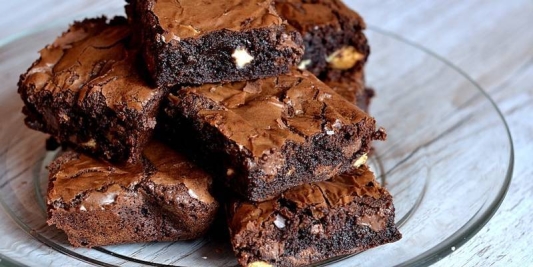 盘子里有巧克力蛋糕 描述已自动生成